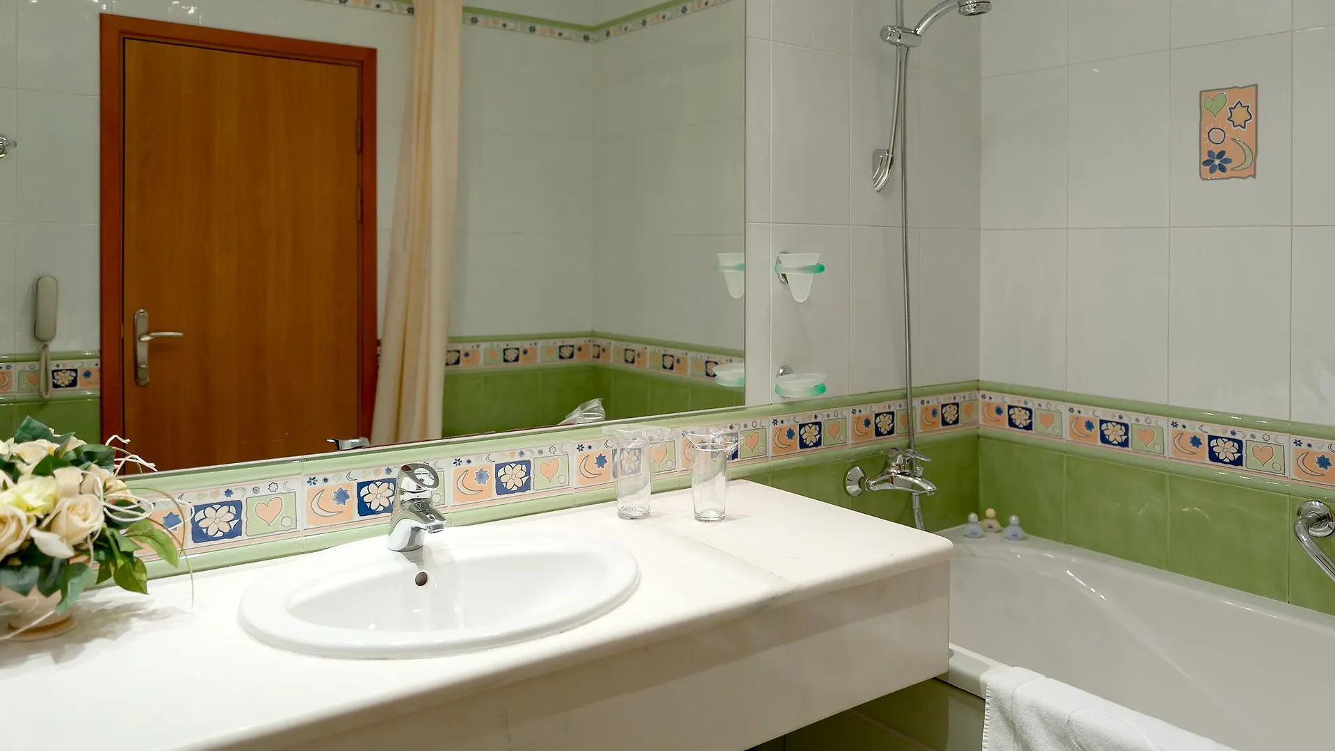 Aqua Hotel Warna 4*,